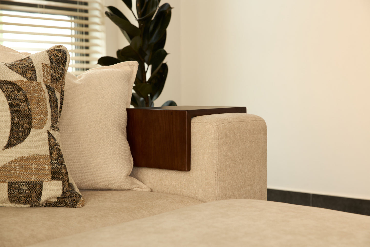 TOMO ARMREST TABLE